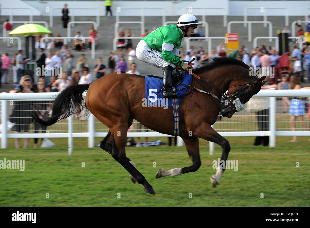 Pferderennen - Epsom Live! Mit James Morrison - Epsom Downs Racecourse. Jockey Kieren Fox auf Cactus King vor der Brothers Pear Cider Apprentice Handicap Stockfoto