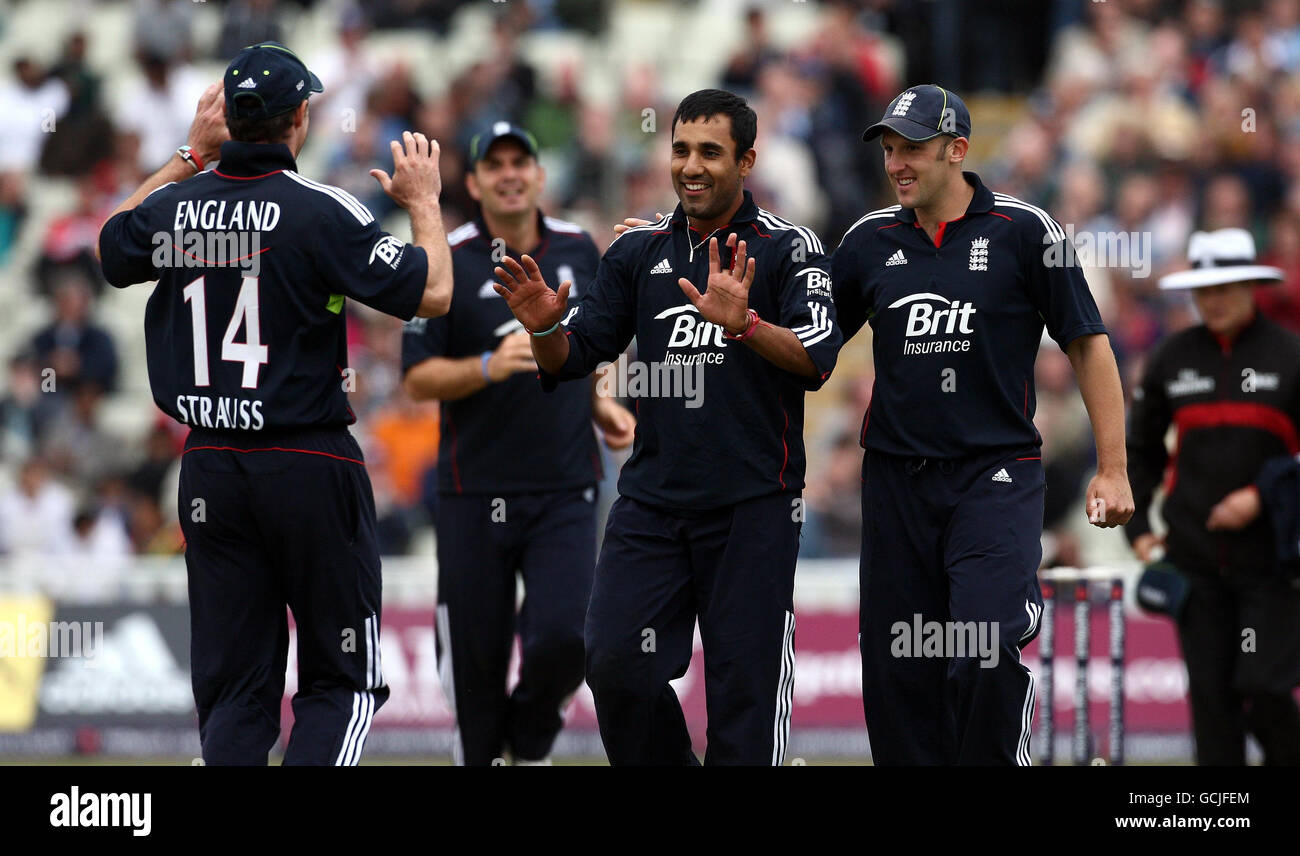 Der englische Ravi Bopara behauptet, das Dickicht von Bangladeshs Mashrafe Mortaza für 14 Läufe während des dritten One Day International in Edgbaston, Birmingham. Stockfoto