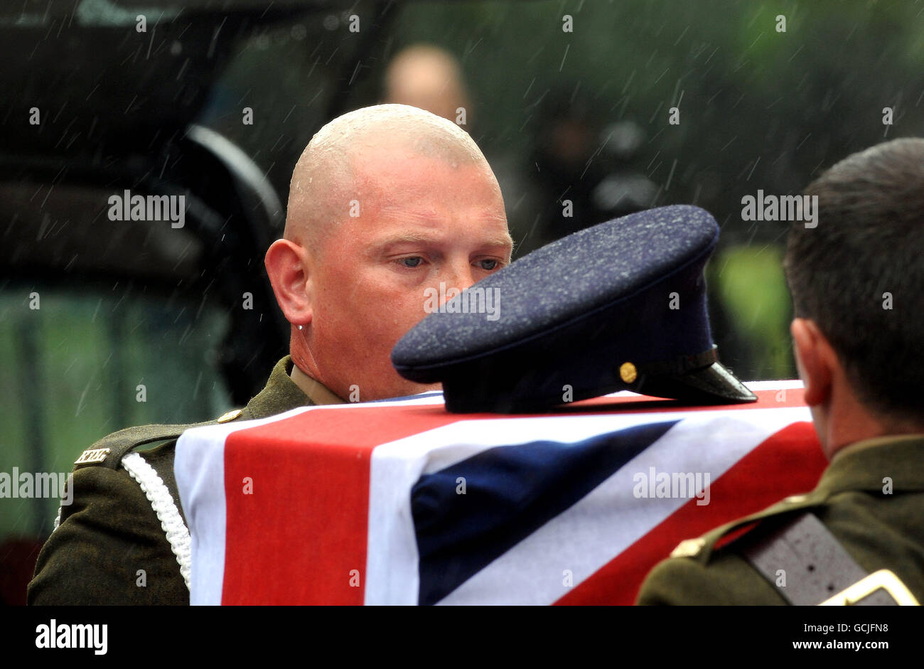 Soldaten der Royal Dragoon Guards tragen den Sarg von Trooper Ashley Smith, 21, bei seinem Begräbnis im York Minster. DRÜCKEN SIE VERBANDSFOTO. Bilddatum: Donnerstag, 15. Juli 2010. Der Soldat Smith der Royal Dragoon Guards war in der Provinz Helmand auf Patrouille, als er am 18. Juni bei einer Explosion getötet wurde. Siehe PA Story FUNERAL Smith. Das Foto sollte lauten: John Giles/PA Wire Stockfoto Soldaten der Royal Dragoon Guards tragen den Sarg von Trooper Ashley Smith, 21, bei seinem Begräbnis im York Minster. DRÜCKEN SIE VERBANDSFOTO. Bilddatum: Donnerstag, 15. Juli 2010. Der Soldat Smith der Royal Dragoon Guards war in der Provinz Helmand auf Patrouille, als er am 18. Juni bei einer Explosion getötet wurde. Siehe PA Story FUNERAL Smith. Das Foto sollte lauten: John Giles/PA Wire Stockfoto