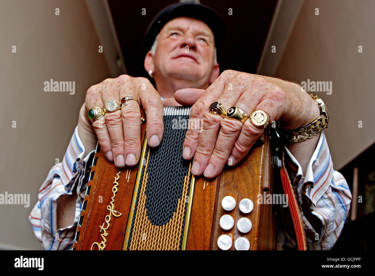 Der König von Tory Island, Dan Patsy Mac Ruairi mit seinem Akkordeon in der Grand Lodge of Freimaurers of Ireland bei der Fotozelle zur Eröffnung der Temple Bar Trust's Culture Night 2010. In der Nacht werden Dutzende von Kulturzentren für die Öffentlichkeit zugänglich sein. Stockfoto