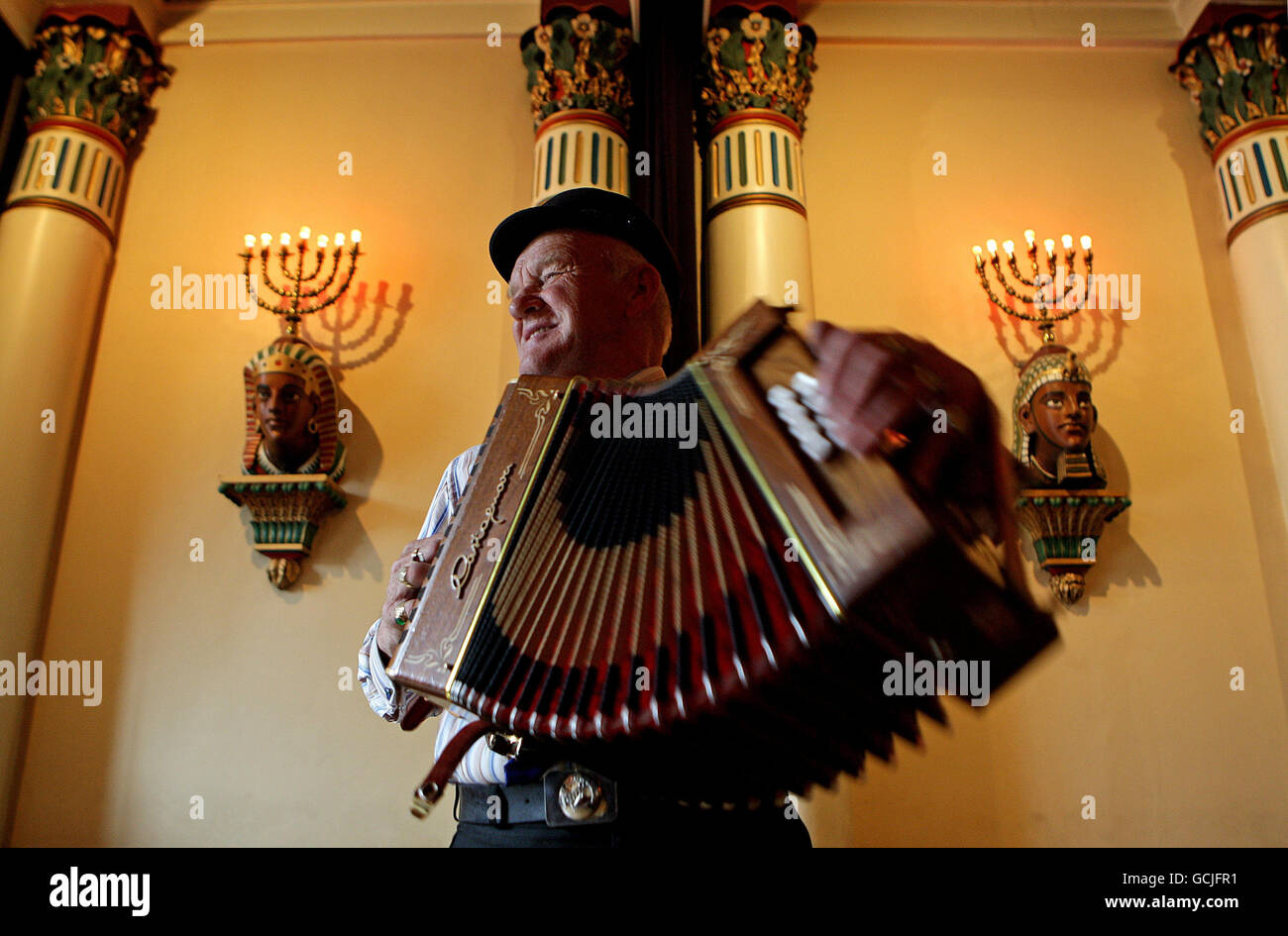 Der König von Tory Island, Dan Patsy Mac Ruairi mit seinem Akkordeon in der Grand Lodge of Freimaurers of Ireland bei der Fotozelle zur Eröffnung der Temple Bar Trust's Culture Night 2010. In der Nacht werden Dutzende von Kulturzentren für die Öffentlichkeit zugänglich sein. Stockfoto