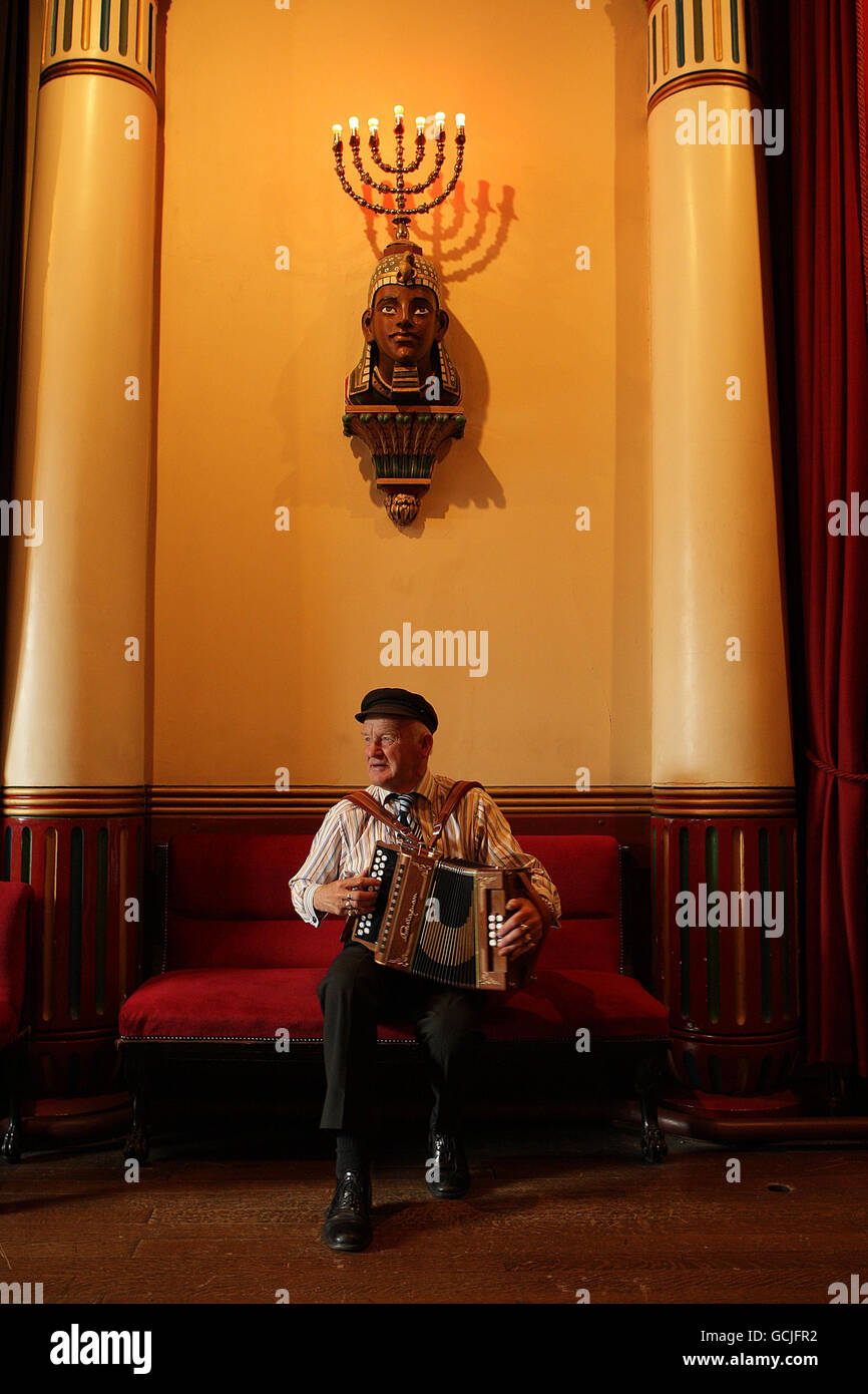 Der König von Tory Island, Dan Patsy Mac Ruairi mit seinem Akkordeon in der Grand Lodge of Freimaurers of Ireland bei der Fotozelle zur Eröffnung der Temple Bar Trust's Culture Night 2010. In der Nacht werden Dutzende von Kulturzentren für die Öffentlichkeit zugänglich sein. Stockfoto