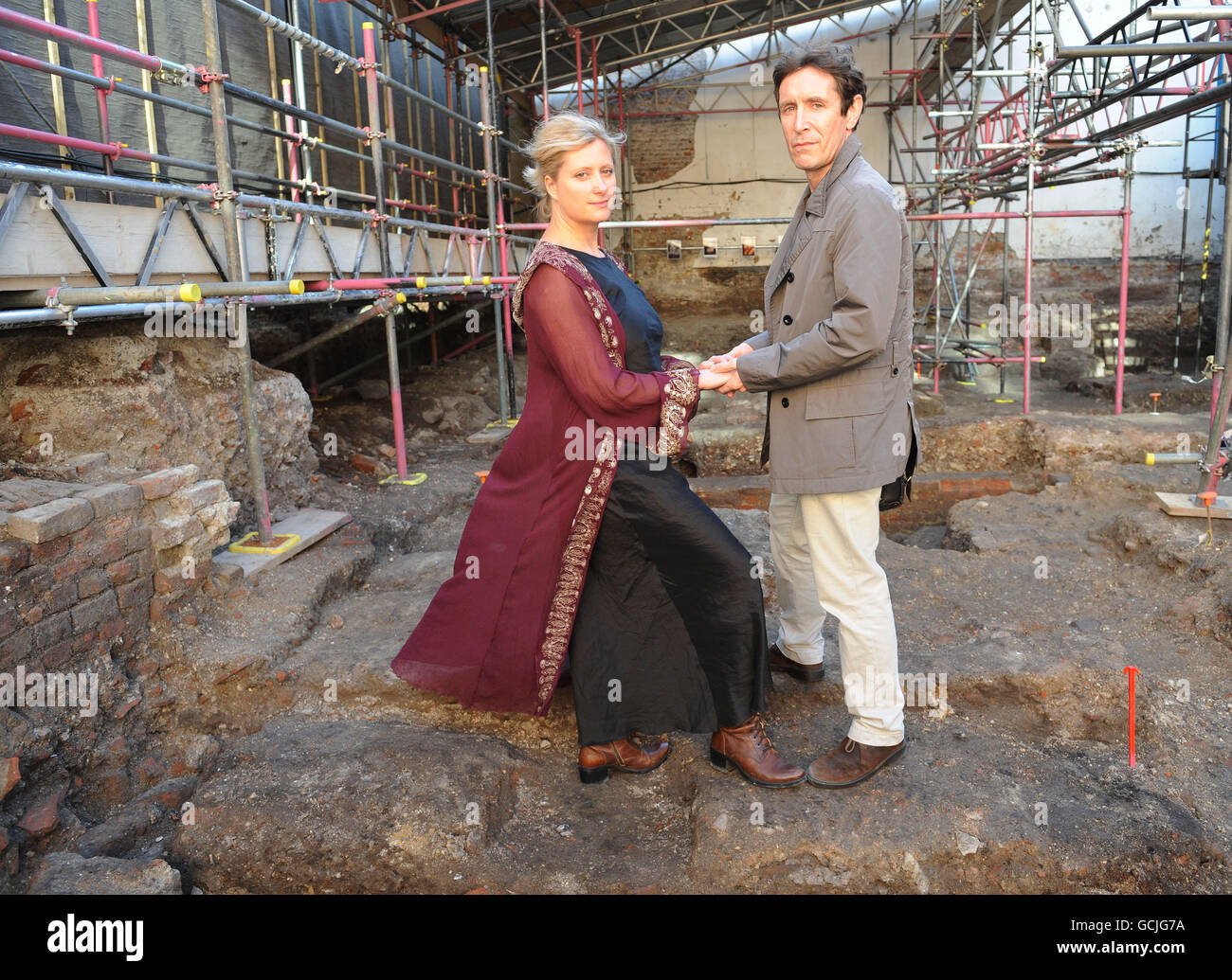 Die Schauspieler Paul McGann und Susannah Harker, bevor sie an diesem Abend Auszüge aus Shakespeare-Stücken auf der archäologischen Stätte des berühmten Dramatikers, dem ersten eigens erbauten Theater in Shoreditch, Ost-London, aufführten. Stockfoto