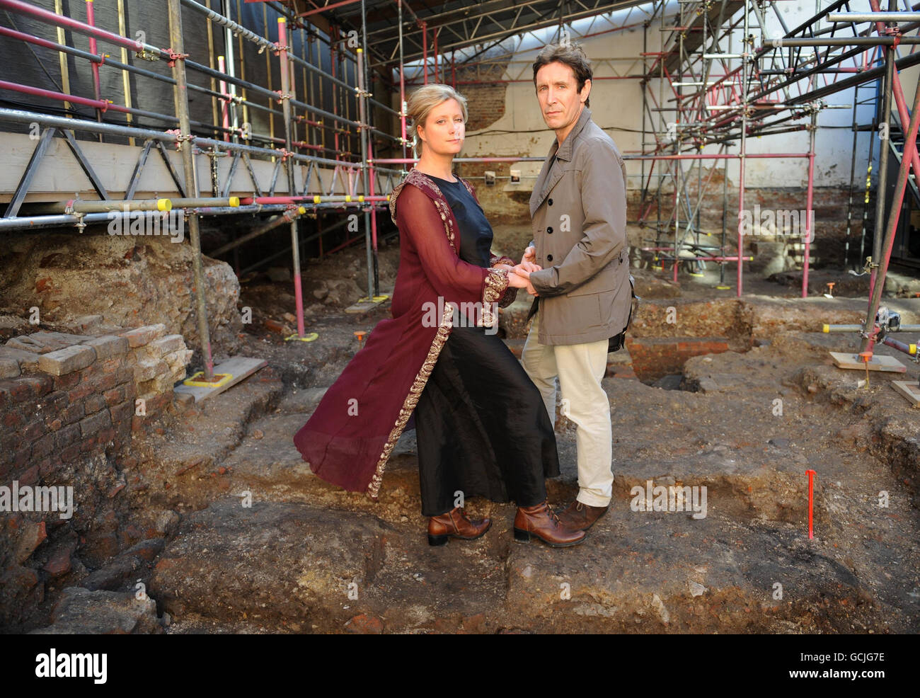 Die Schauspieler Paul McGann und Susannah Harker, bevor sie an diesem Abend Auszüge aus Shakespeare-Stücken auf der archäologischen Stätte des berühmten Dramatikers, dem ersten eigens erbauten Theater in Shoreditch, Ost-London, aufführten. Stockfoto