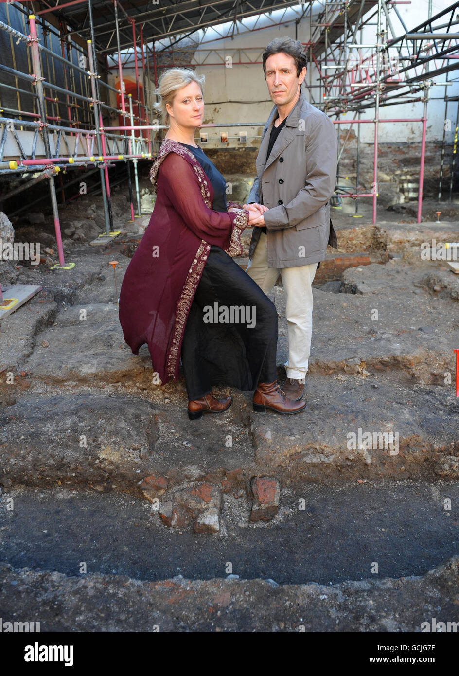 Die Schauspieler Paul McGann und Susannah Harker, bevor sie an diesem Abend Auszüge aus Shakespeare-Stücken auf der archäologischen Stätte des berühmten Dramatikers, dem ersten eigens erbauten Theater in Shoreditch, Ost-London, aufführten. Stockfoto