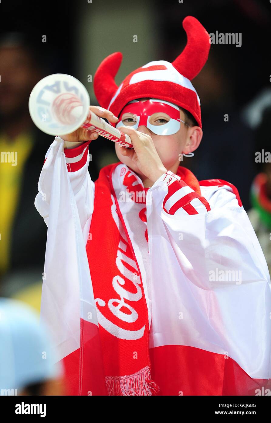 Fußball - FIFA Fußball-Weltmeisterschaft Südafrika 2010 - Gruppe C - England gegen USA - Royal Bafokeng Stadium. Ein junger England-Fan auf den Tribünen Stockfoto