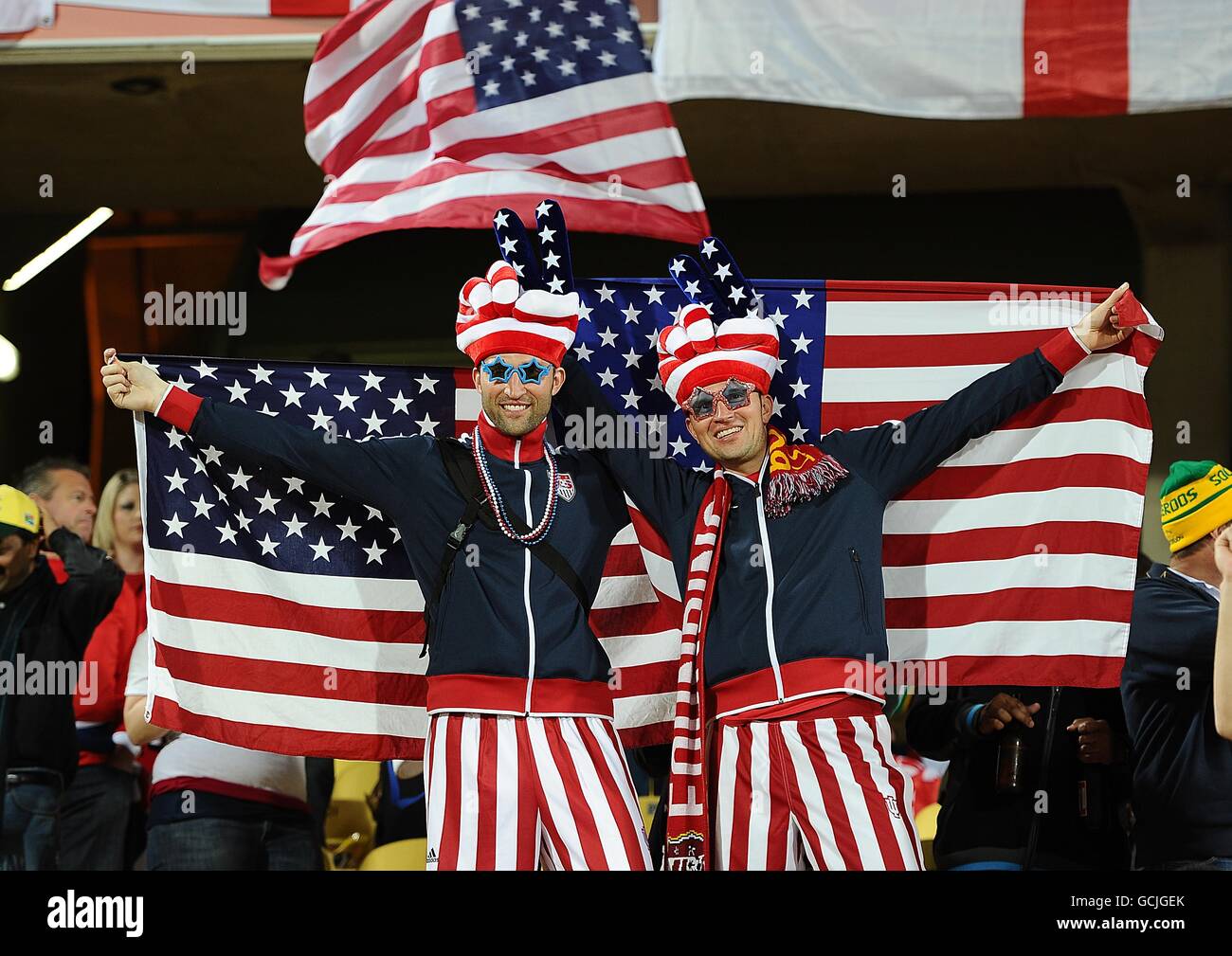 Fußball - FIFA Fußball-Weltmeisterschaft Südafrika 2010 - Gruppe C - England gegen USA - Royal Bafokeng Stadium. USA Fans auf den Tribünen Stockfoto