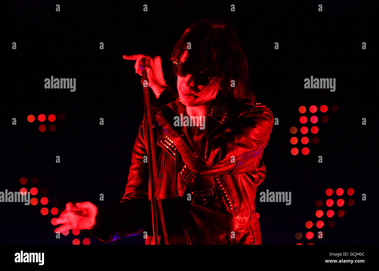 Julian Casablancas von den Schlaganfällen auf der Hauptbühne, beim Isle of Wight Festival, im Seaclose Park in Newport. Stockfoto
