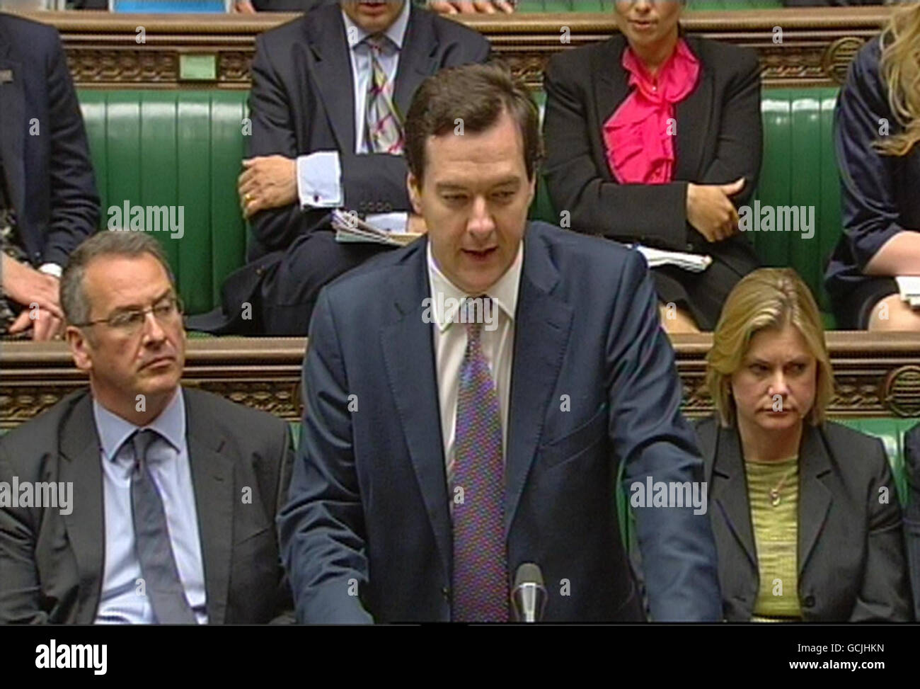 Bundeskanzler George Osborne beantwortet eine Notfrage zur Finanzdienstleistungsverordnung im Londoner House of Parliament. Stockfoto