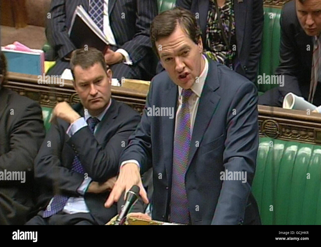 Bundeskanzler George Osborne beantwortet eine Notfrage zur Finanzdienstleistungsverordnung im Londoner House of Parliament. Stockfoto