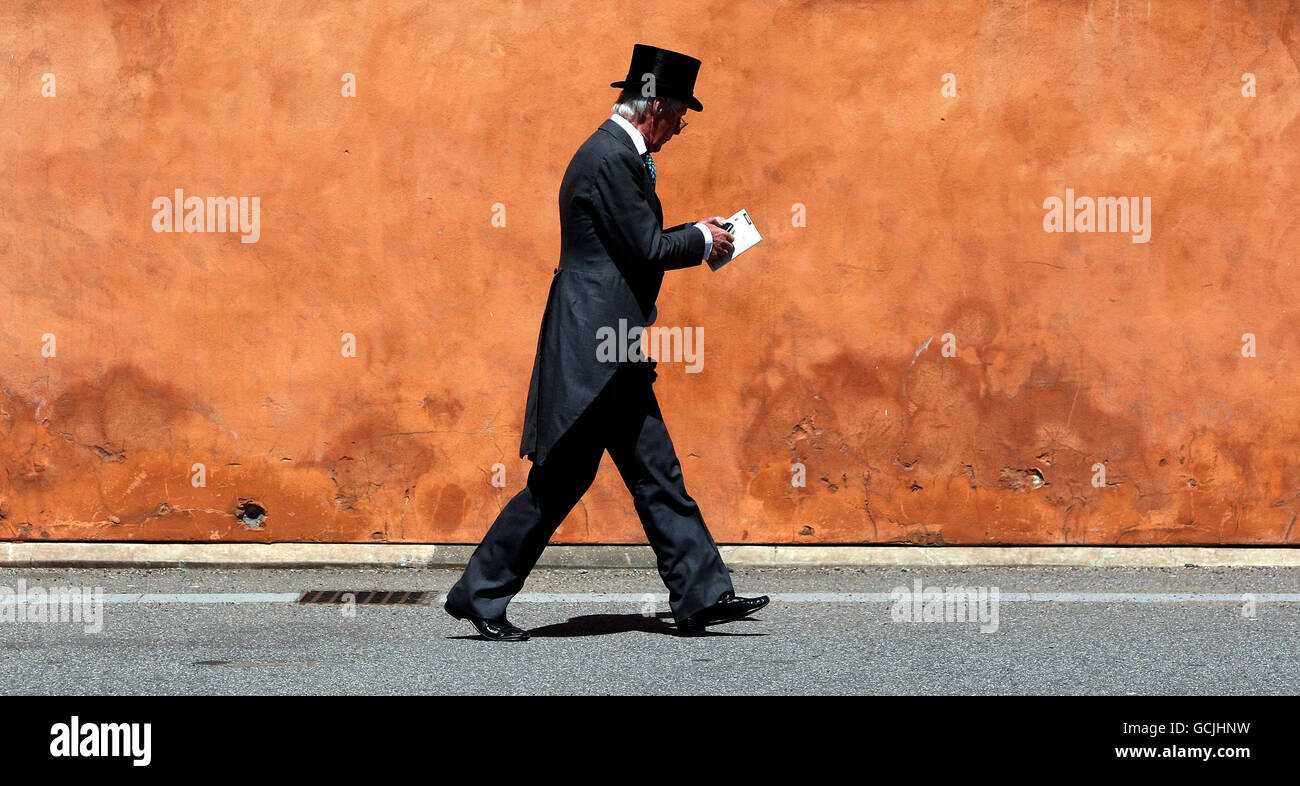 Am zweiten Tag des Royal Ascot Meeting in Ascot Racecourse, Berkshire, macht sich ein Gentleman auf den Weg zum Kurs. Stockfoto