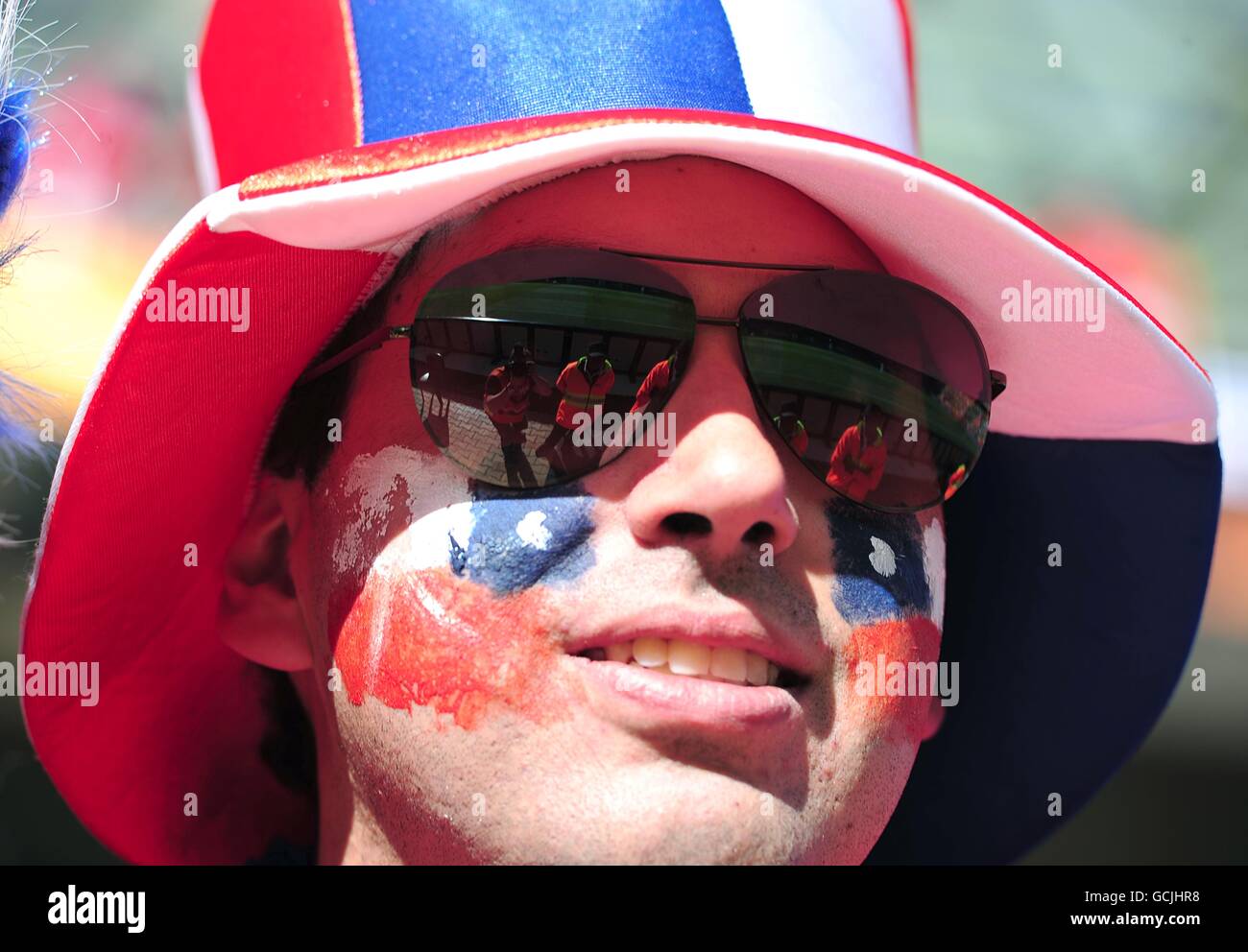 Fußball - FIFA Fußball-Weltmeisterschaft Südafrika 2010 - Gruppe H - Honduras - Chile - Mbombela Stadium. Stewards spiegeln sich in der Sonnenbrille eines Fans auf den Tribünen wider Stockfoto