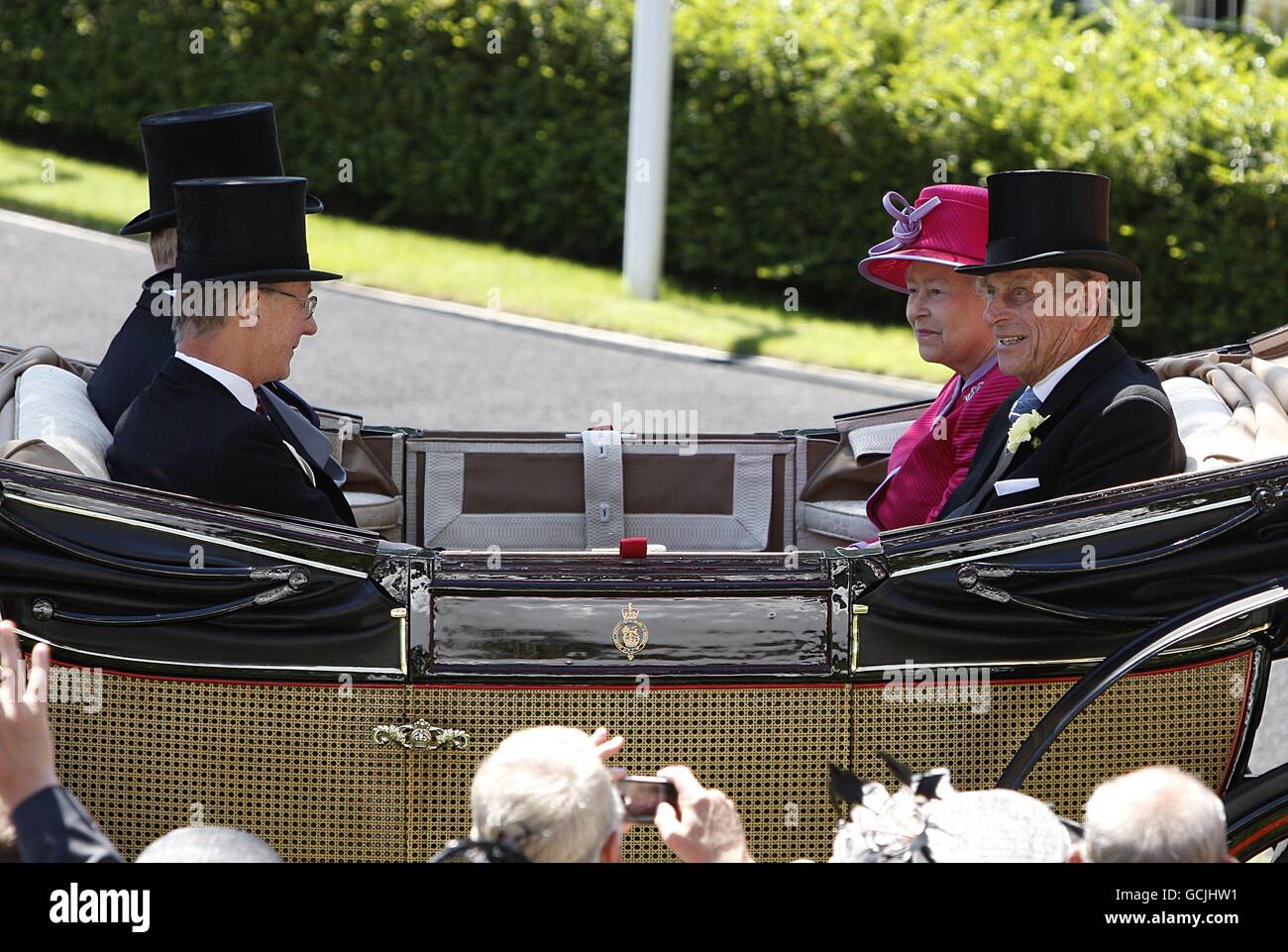 Königin Elisabeth II. Und der Herzog von Edinburgh Prinz Philip kommt für den zweiten Tag von Royal Ascot 2010 an Stockfoto