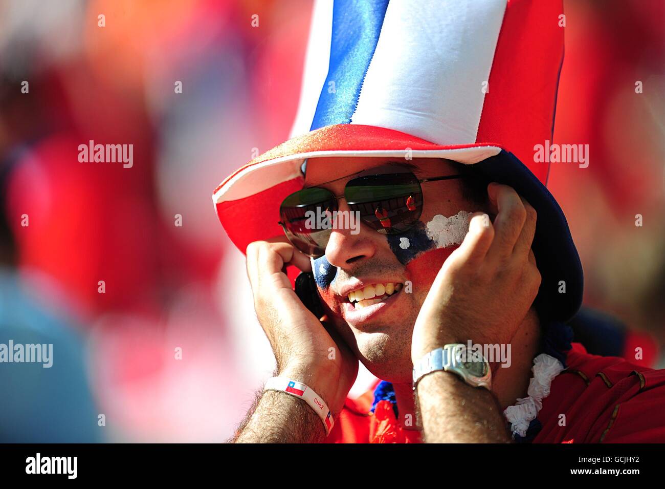 Fußball - FIFA Fußball-Weltmeisterschaft Südafrika 2010 - Gruppe H - Honduras - Chile - Mbombela Stadium. Ein Fan von Chile telefoniert auf den Tribünen. Stockfoto