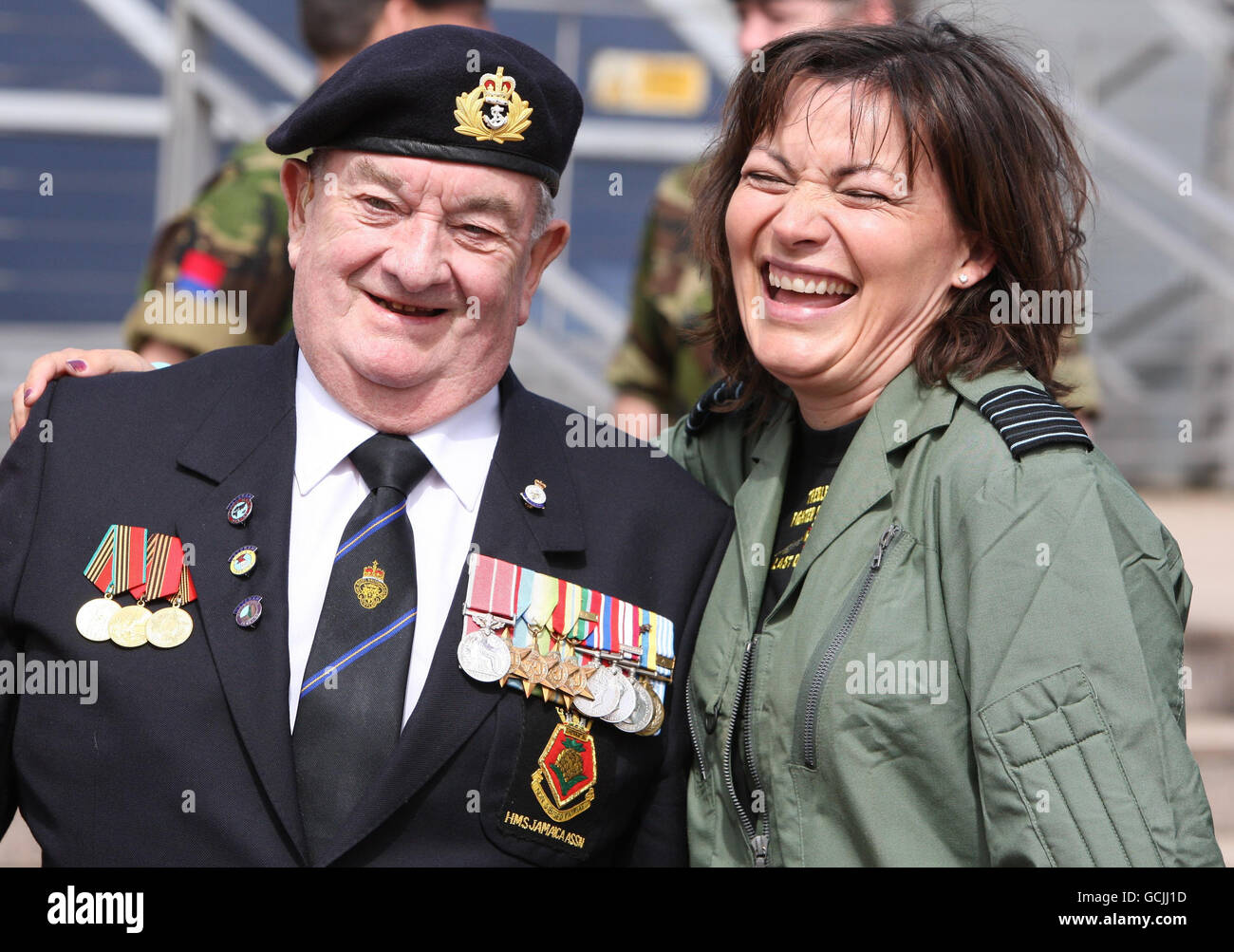 TV-Moderatorin Lorraine Kelly mit dem Kriegsveteranen LT Commander Jim Richardson von der Royal Navy als sie hilft, den Armed Forces Day zu fördern, machte sie sich von RAF Leuchars in Fife auf den Weg und flog mit dem Hubschrauber der Royal Navy zur Scotstoun Werft in Glasgow. Stockfoto