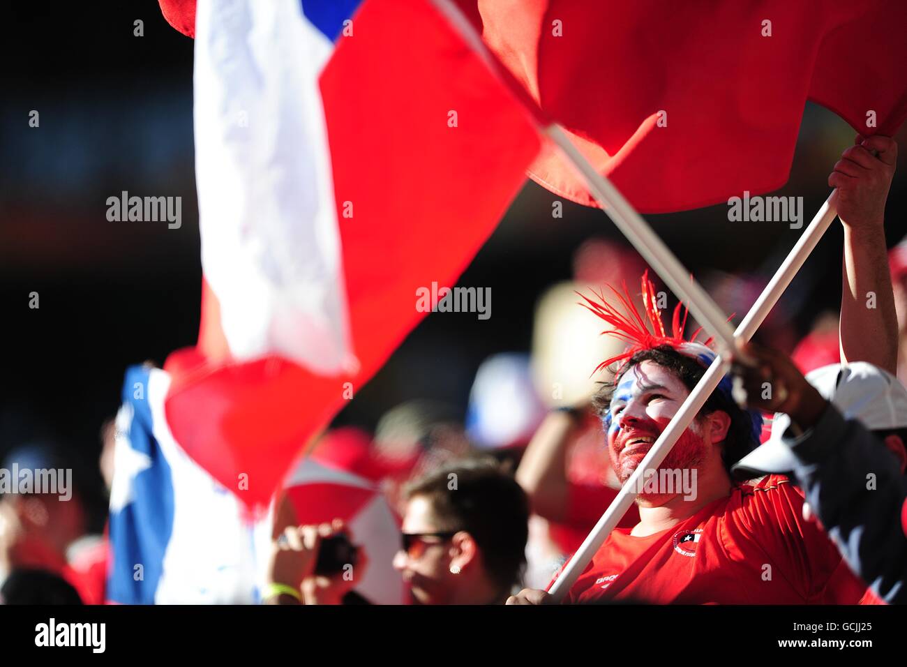 Fußball - FIFA Fußball-Weltmeisterschaft Südafrika 2010 - Gruppe H - Honduras - Chile - Mbombela Stadium. Ein chilenischer Fan auf den Tribünen Stockfoto