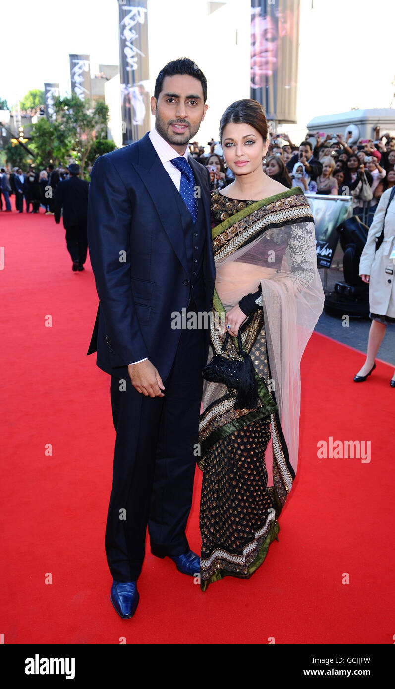 Abhishek Bachchan und Aishwarya Rai Bachchan (rechts) kommen zur Premiere von Raavan am British Film Institute in London. Stockfoto