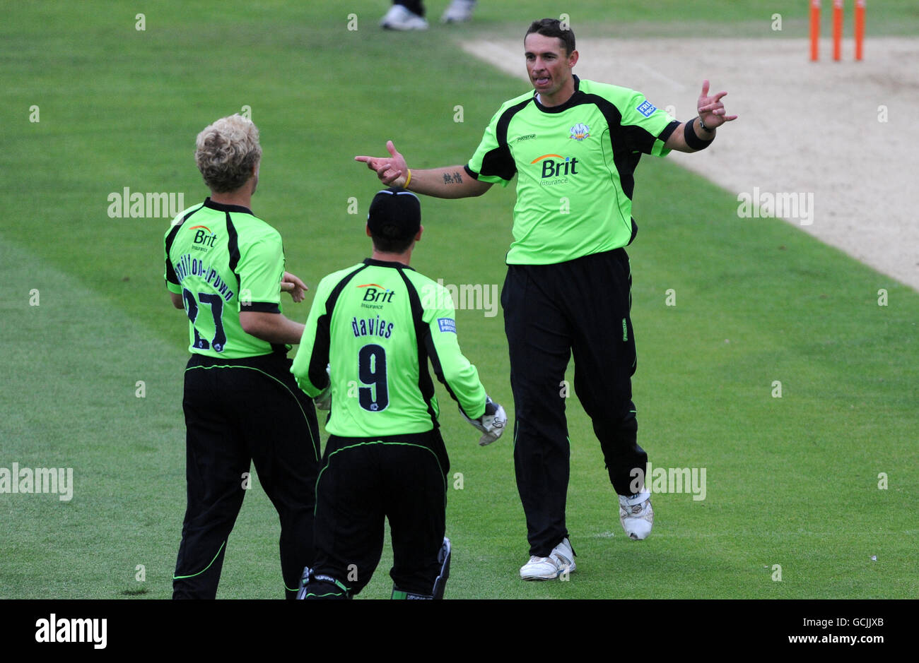 Surreys Andre Nel feiert, nachdem er das Wicket von Kents Alex Blake mit Rory Hamilton-Brown (links) und Steven Davies genommen hat. Stockfoto