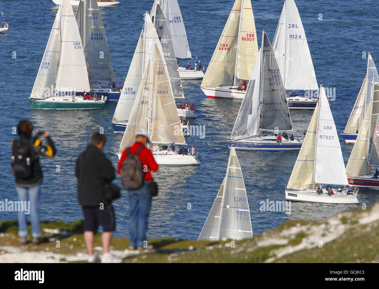 Zuschauer beobachten Yachten, die während des JP Morgan Asset Management Round the Island Race an den Nadeln vorbeifahren. Stockfoto