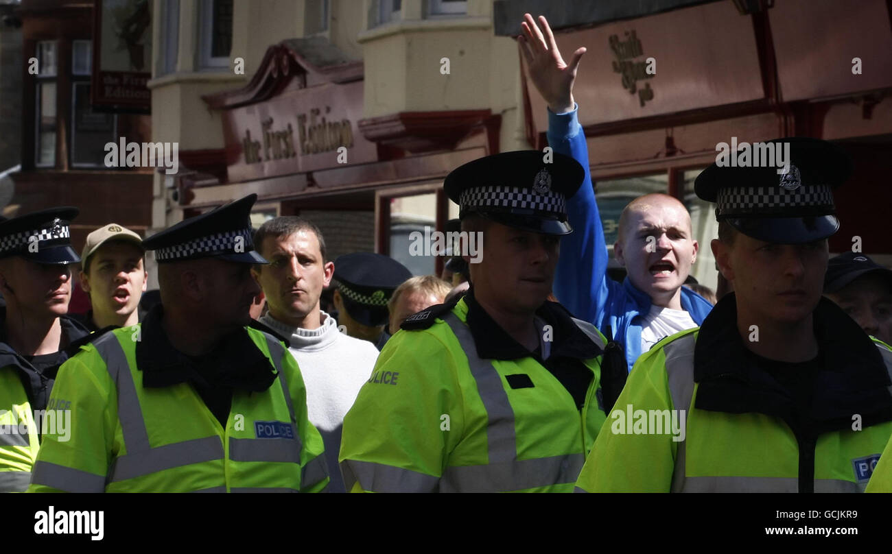 Ein Mann nimmt an einem marsch der Scottish Defence League durch Kilmarnock Teil. Stockfoto