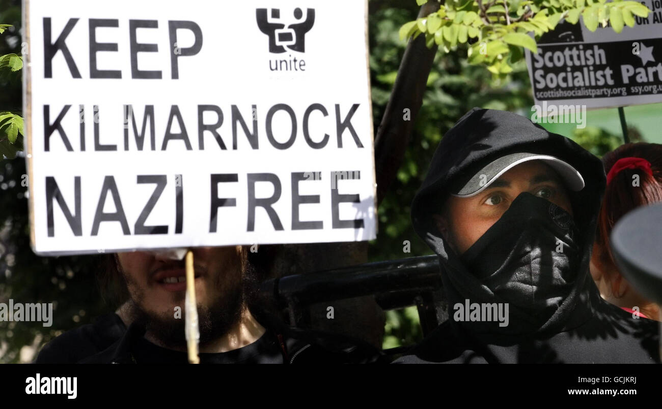 Antifaschistische Demonstranten machen ihre Gefühle deutlich, als ein schottischer Verteidigungsliga-marsch stattfindet Kilmarnock. Stockfoto