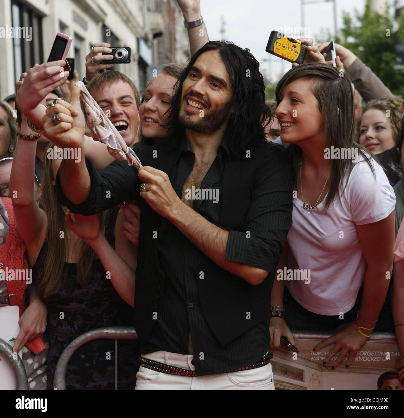 Russell Brand hält bei der Premiere von Get Him to the Greek im Savoy Cinema, Dublin, ein Paar Unterhosen auf ihn, die von Fans geworfen wurden. Stockfoto