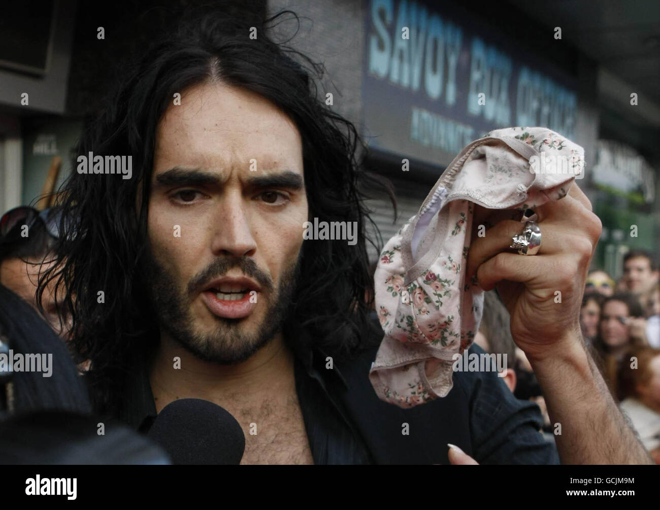 Russell Brand hält bei der Premiere von Get Him to the Greek im Savoy Cinema, Dublin, ein Paar Unterhosen auf ihn, die von Fans geworfen wurden. Stockfoto