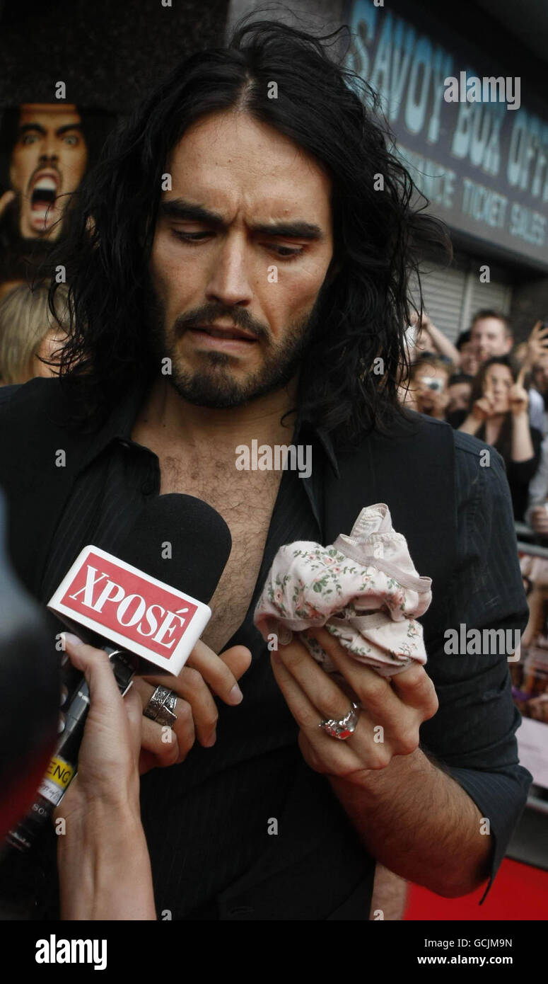 Russell Brand hält bei der Premiere von Get Him to the Greek im Savoy Cinema, Dublin, ein Paar Unterhosen auf ihn, die von Fans geworfen wurden. Stockfoto
