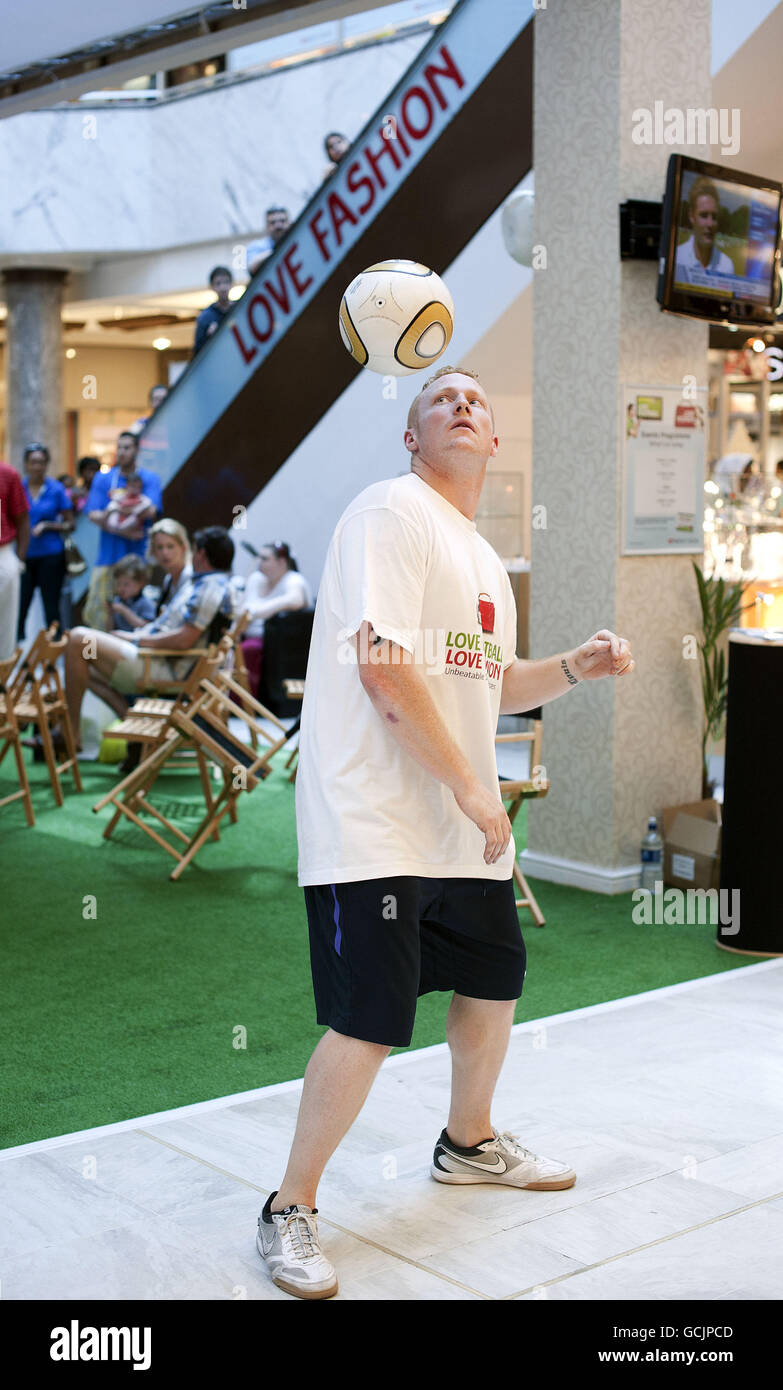 Welt-Rekord-Versuch für die meisten aufeinander folgenden Noten auf der Schulter Stockfoto
