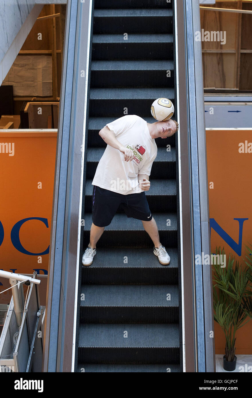 Welt-Rekord-Versuch für die meisten aufeinander folgenden Noten auf der Schulter Stockfoto
