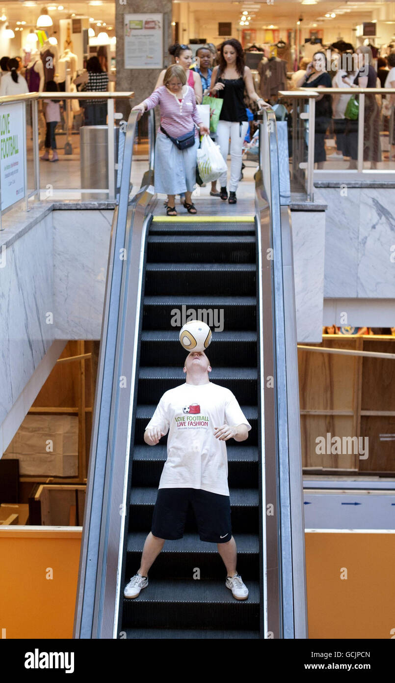 Dan Magness, der den Guinness-Weltrekord hält, weil er 26 Stunden lang Fußball gespielt hat, versucht den Weltrekord für die meisten aufeinanderfolgenden Berührungen auf der Schulter mit 506 Berührungen im Brent Cross Shopping Centre im Norden Londons, als Teil der Love Football, Love Fashion Promotion des Shopping Centers. Stockfoto