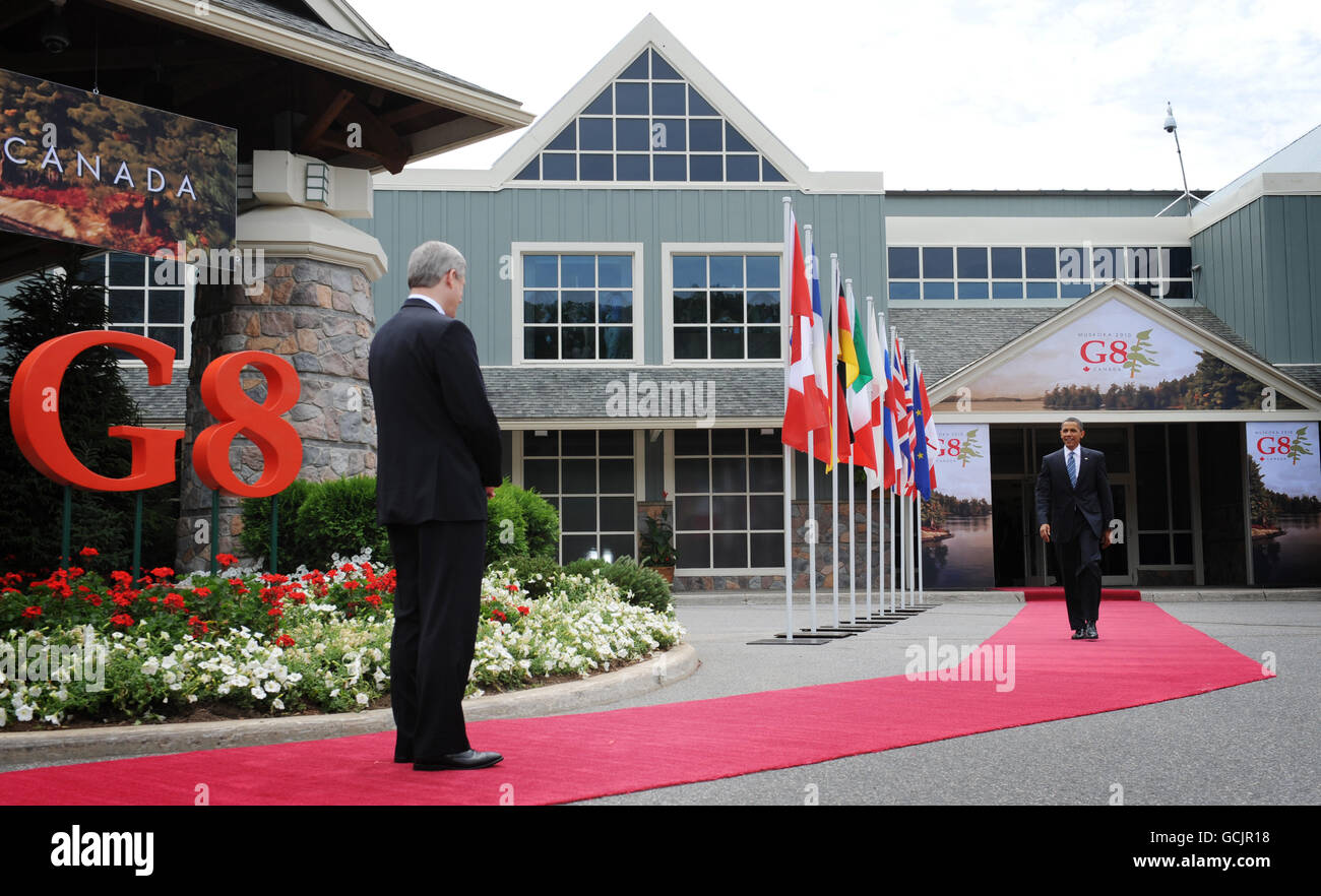 Der kanadische Premierminister Stephen Harper (links) begrüßt Präsident Obama beim G8- und G20-Gipfel in Muskoka, Kanada. DRÜCKEN Sie VERBANDSFOTO. Bilddatum: Freitag, 25. Juni 2010. Siehe PA Geschichte POLITIK G8. Bildnachweis sollte lauten: Stefan Rousseau/PA Wire Stockfoto
