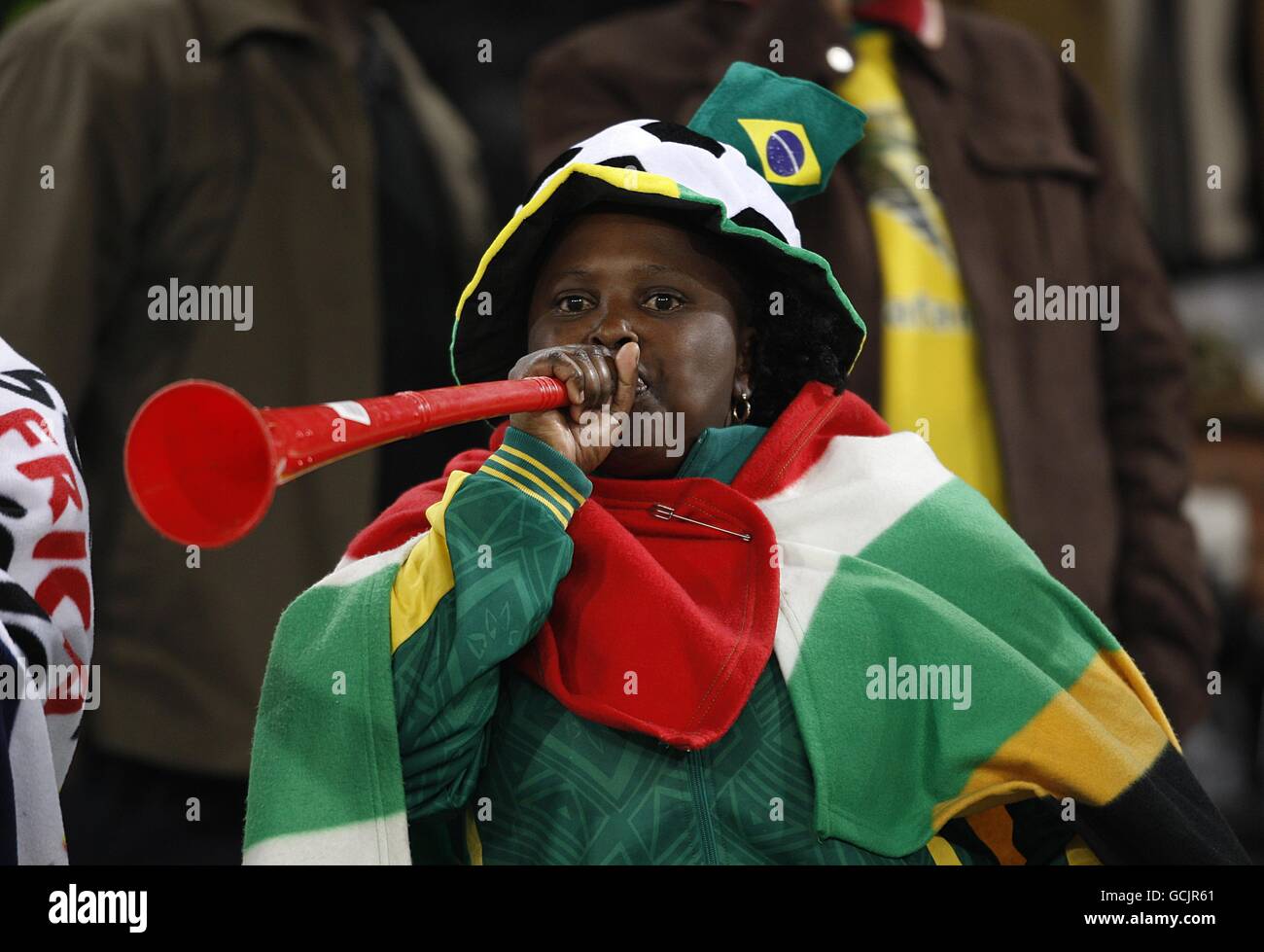 Fußball - FIFA Fußball-Weltmeisterschaft Südafrika 2010 - Gruppe H - Schweiz - Honduras - Free State Stadium. Ein Fußballfan bläst eine Vuvuzela in die Tribüne. Stockfoto