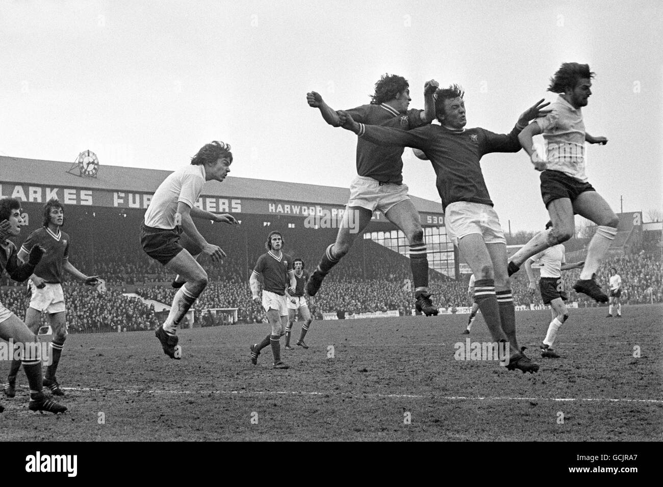 Torhüter-Action zwischen Bolton Wanderers und Bristol City bei ihrem Kampf im Burnden Park. An einem Sonntag wurde zum ersten Mal Ligafußball gespielt Stockfoto