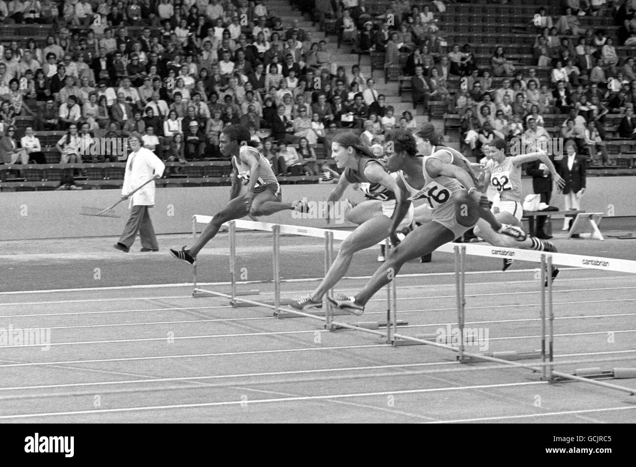 Enge Rivalen beim letzten Flug im 100-Meter-Hürdenfinale bei den AAA-Meisterschaften der Frauen, Crystal Palace, heute. Die Gewinnerin war Linda Drysdale von Solihull AC (rechts), die Titelverteidigerin Judy Vernon von Mitcham AC (Mitte) und Blondlle Thompson von Birchfield Harriers (links) die dritte. Stockfoto