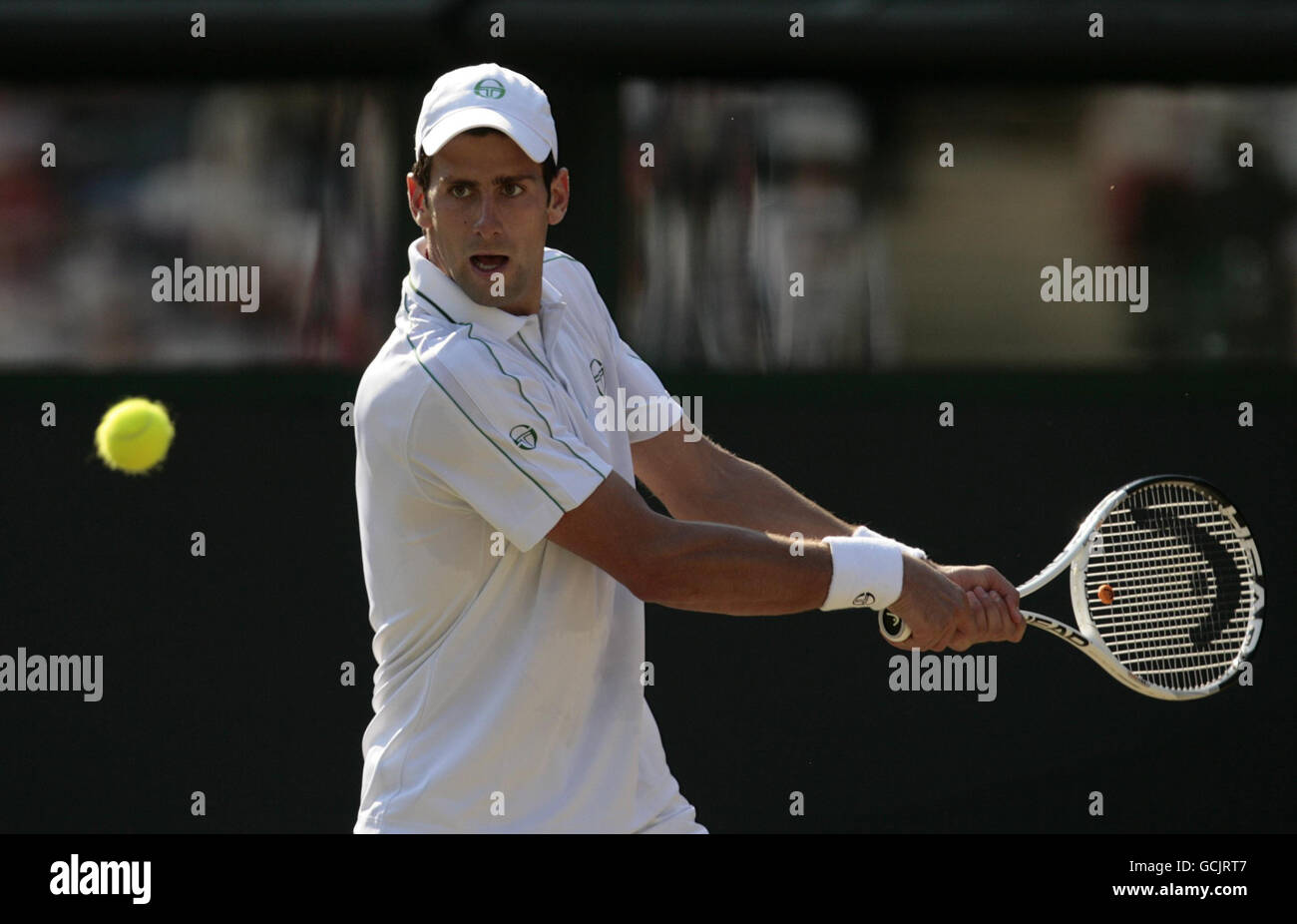 Der serbische Novak Djokovic tritt während des siebten Tages der Wimbledon Championships 2010 im All England Lawn Tennis Club in Wimbledon gegen den australischen Lleyton Hewitt in Aktion. Stockfoto