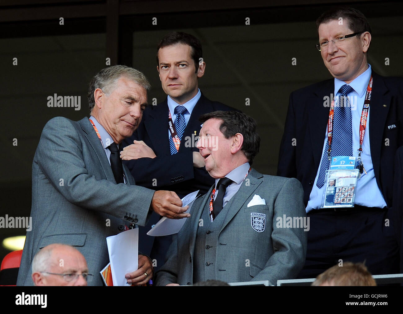 FA-Vorstandsmitglied Sir Dave Richards (Mitte) mit FA Director Der Fußballentwicklung Sir Trevor Brooking (links) auf den Tribünen Stockfoto