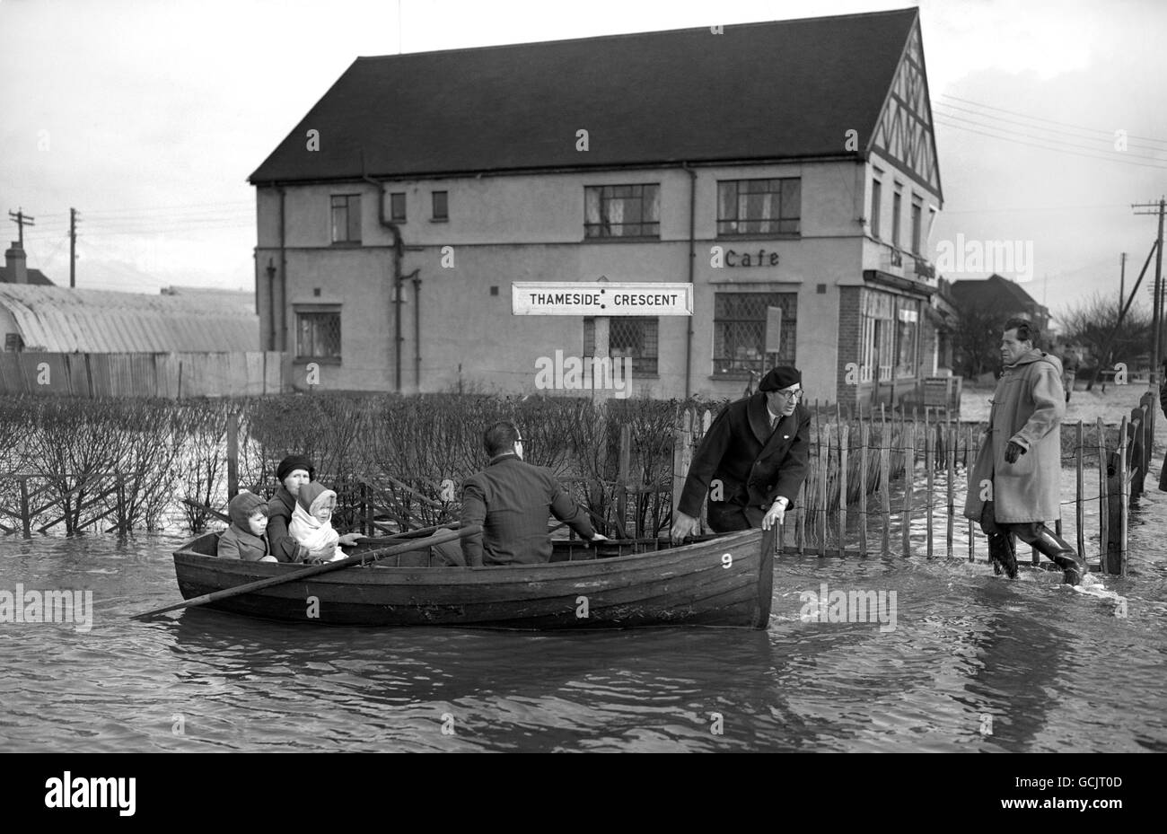 Die letzten Bewohner, die von Polizei, Truppen und anderen Diensten zwangsevakuiert werden, kommen von Canvey Island, Essex, wo mehr als hundert Menschen bei der Flutkatastrophe ums Leben gekommen sind. Stockfoto