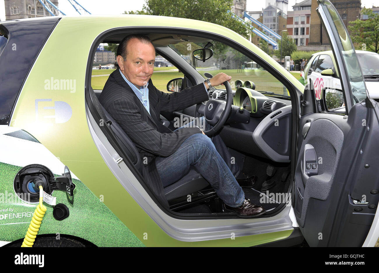 TV-Moderatorin und Motorexperte Quentin Willson mit einem smart fortwo Electric drive car, bei der Londoner Lancierung des größten Verbraucherversuchs für Elektrofahrzeuge in Großbritannien bei Potter's Fields im Zentrum von London. Stockfoto