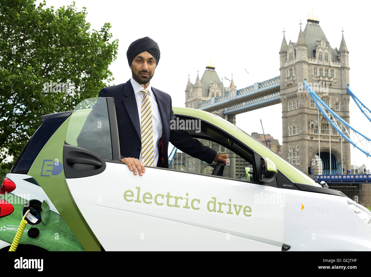 Kulveer Ranger, Verkehrsberater des Londoner Bürgermeisters Boris Johnson, mit einem smart fortwo Electric drive car, bei der Londoner Einführung des größten Verbraucherversuchs für Elektrofahrzeuge in Großbritannien auf Potters Fields im Zentrum von London. Stockfoto