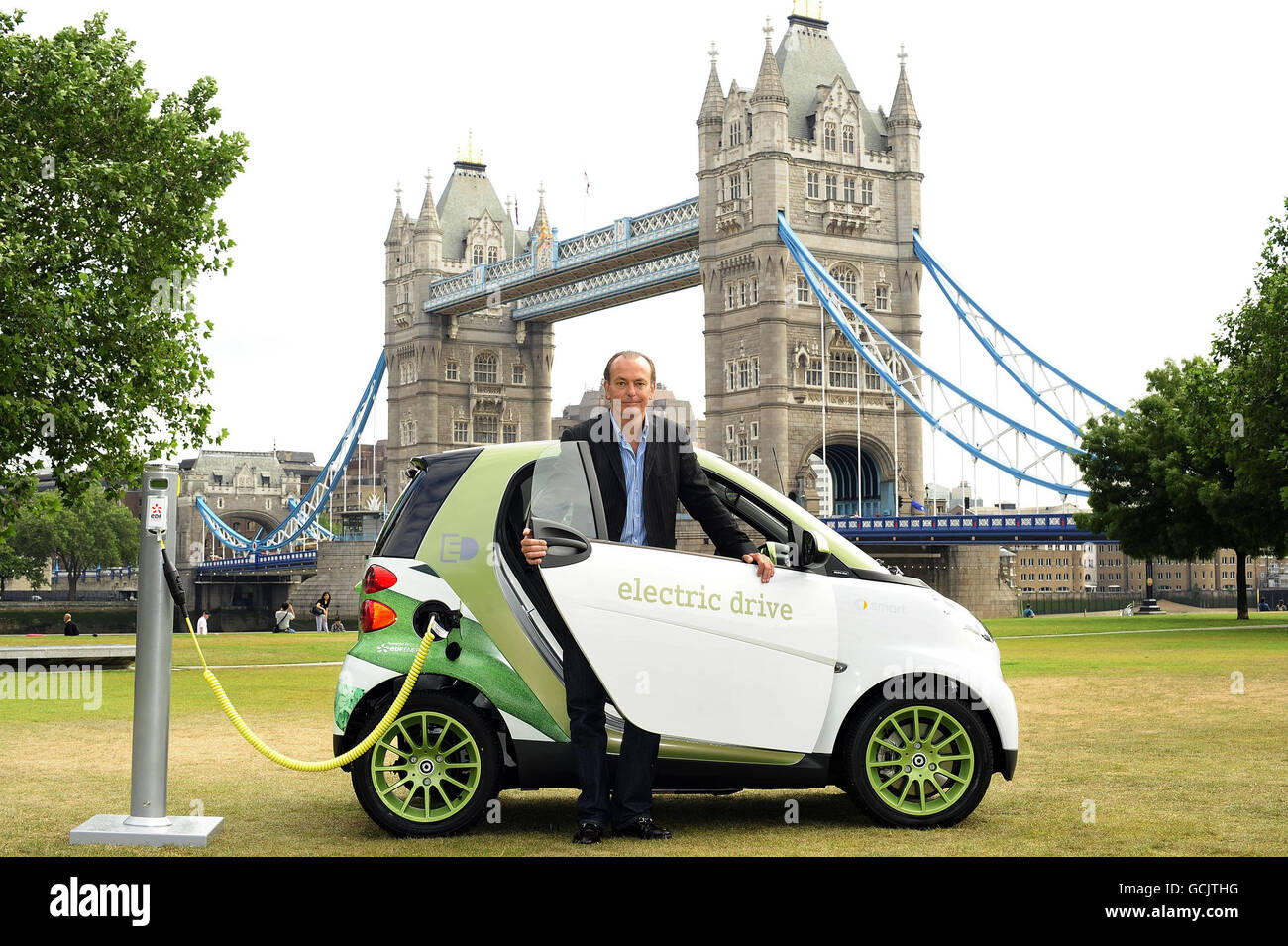 TV-Moderatorin und Motorexperte Quentin Willson mit einem smart fortwo Electric drive car, bei der Londoner Lancierung des größten Verbraucherversuchs für Elektrofahrzeuge in Großbritannien bei Potter's Fields im Zentrum von London. Stockfoto