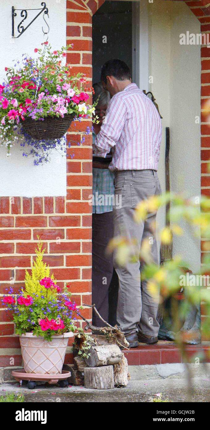 Ein Taxifahrer liefert Blumen an eine Frau im Haus von Alex Chapman, dem ehemaligen Ehemann der angeblichen russischen Spionin Anna Chapman im New Forest. Stockfoto