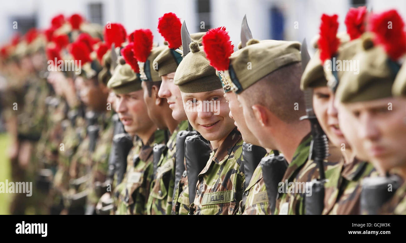 Soldaten des Royal Regiment of Scotland nehmen an einer Parade zum Armed Forces Day Teil, die sich durch das Stadtzentrum von Perth zieht und von 51. Highland, 7. Bataillon, dem Royal Regiment of Scotland organisiert wird. Der Graf von Wessex nahm an der Parade Teil und nahm den Gruß in der Tay Street. Stockfoto