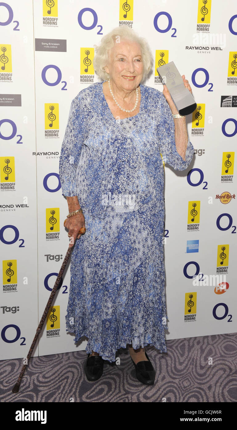 Dame Vera Lynn mit ihrem Investec Icon Award bei den O2 Silver Clef Awards 2010 im Londoner Hilton Hotel. Stockfoto