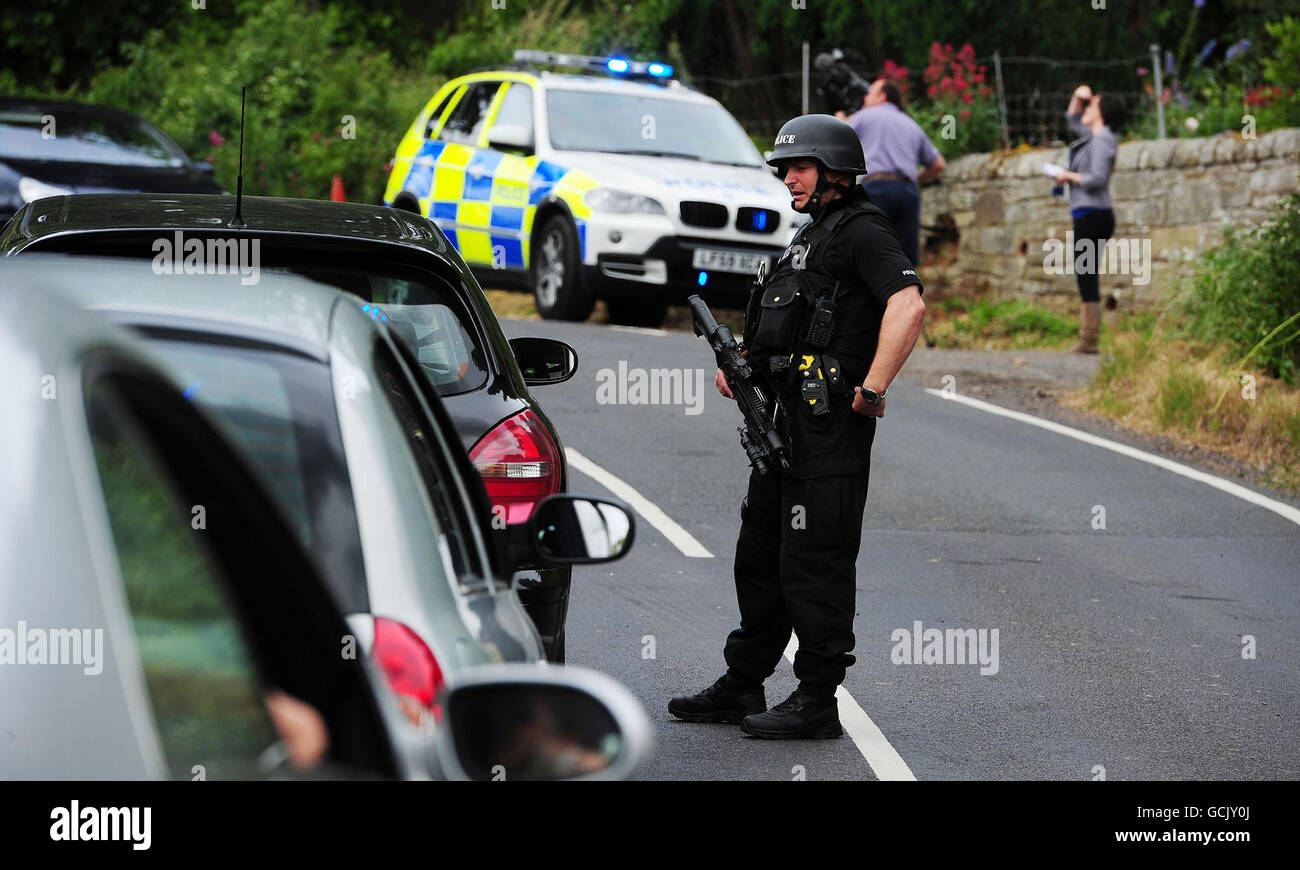 Ein bewaffnetes Polizeibüro in Rothbury, Northumberland, während die Suche nach Raoul Moat fortgesetzt wird. Stockfoto