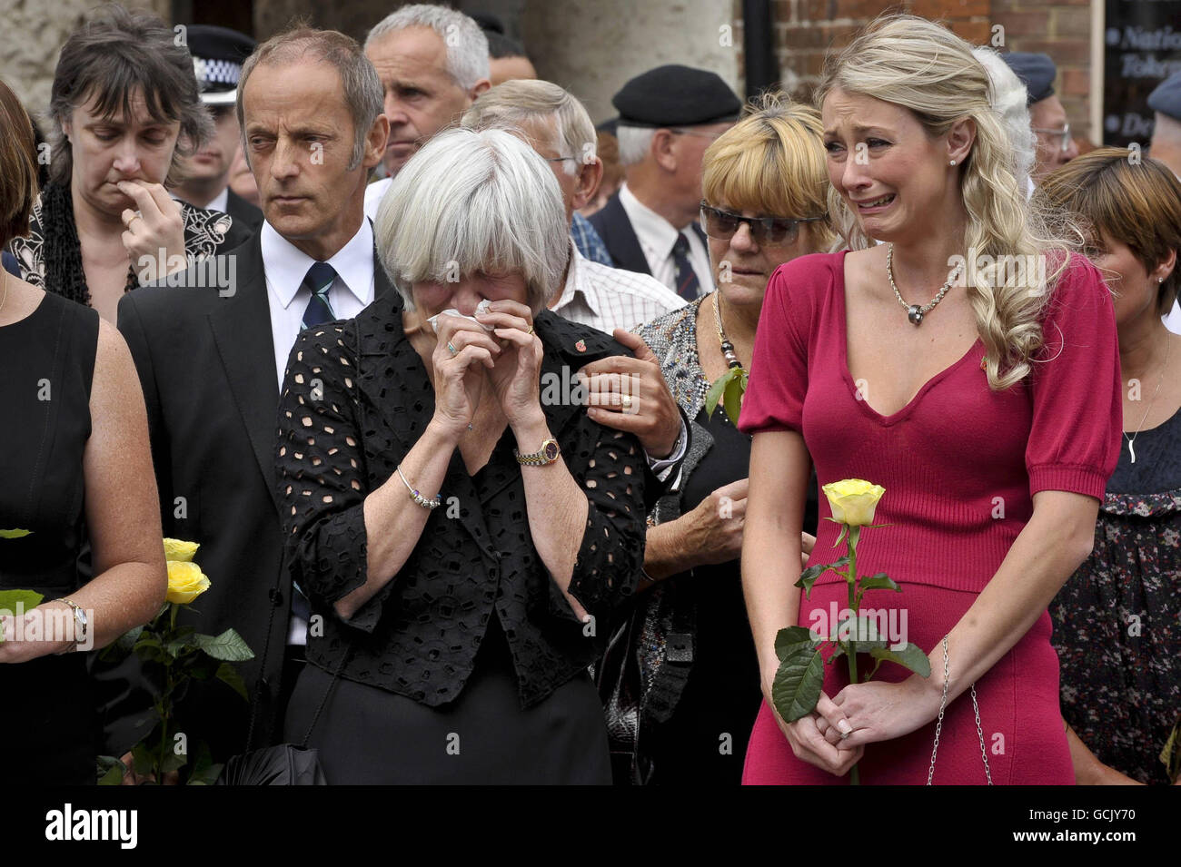 Heidi Kirkpatrick (rechts), die Frau von Corporal Jamie Kirkpatrick, 32, vom 101 Engineer Regiment, weint mit anderen Trauernden, als der Sarg ihres Mannes entlang der High Street in Wootton Bassett, Wiltshire, gefahren wird. Stockfoto