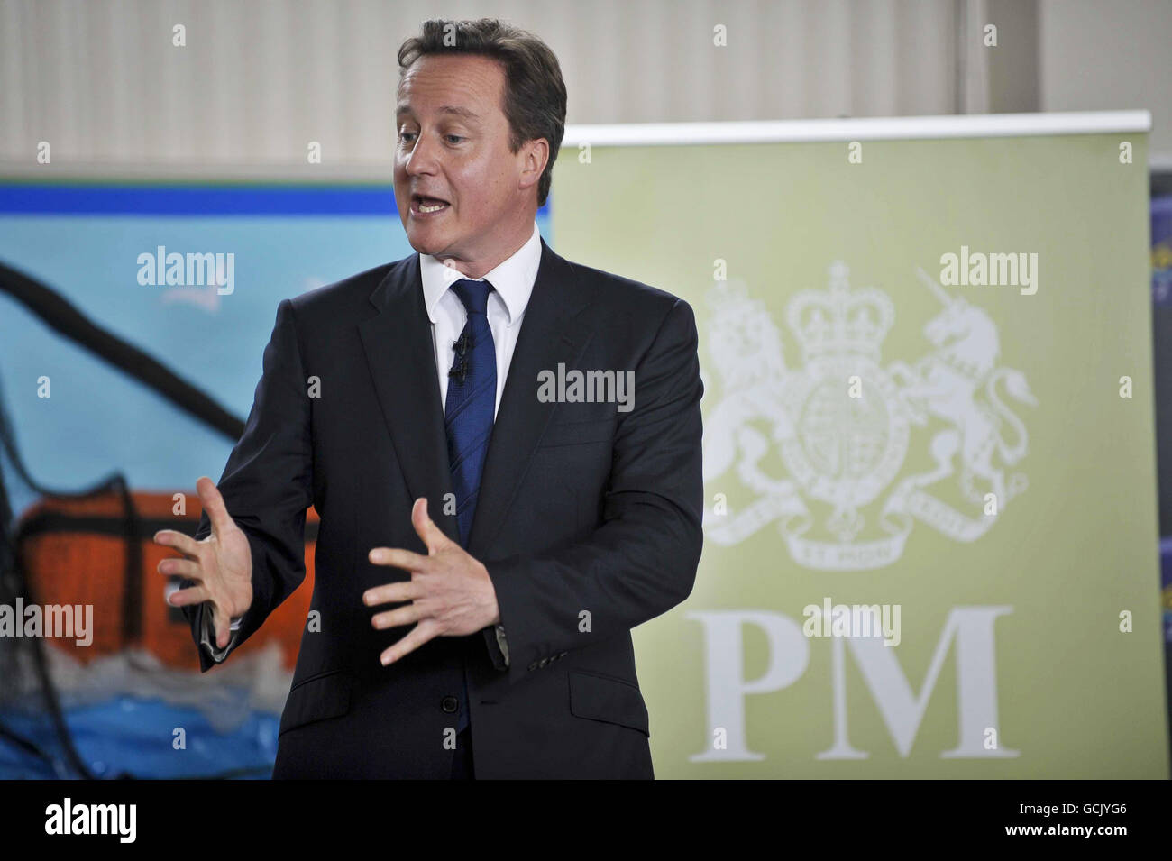 Premierminister David Cameron veranstaltet eine Fragerunde mit direkten Fragen und ANTWORTEN des Premierministers an der Trenance Infant School in Newquay. Stockfoto