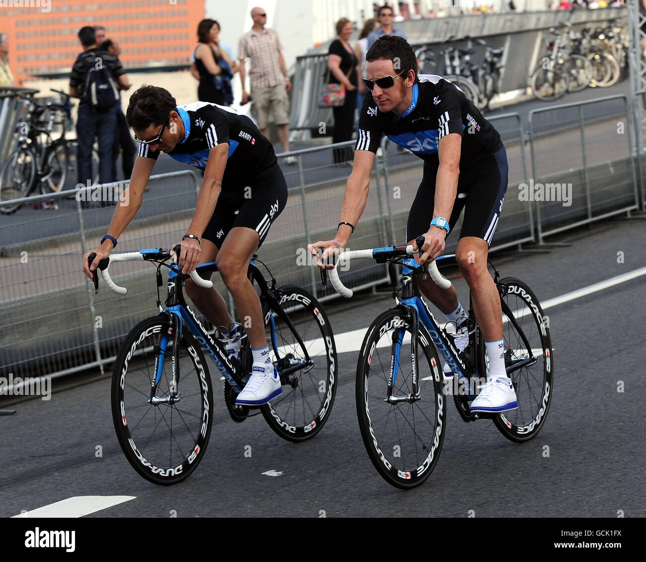 Bradley Wiggins (rechts) und das Sky Cycling Team fahren nach Rotterdam zum Tour de France Team Presentation Abend vor dem Rennen, das am Samstag beginnt. Stockfoto