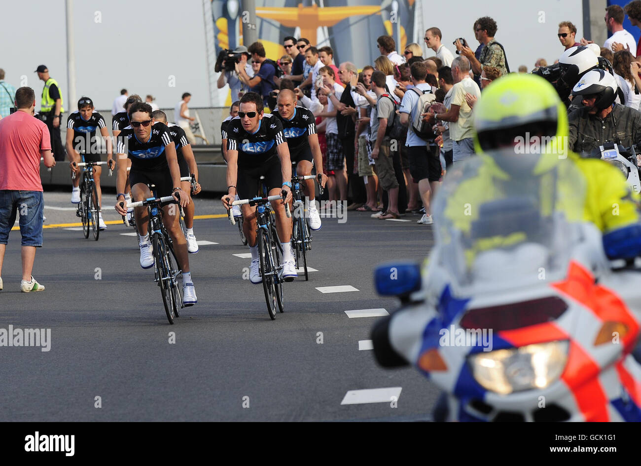 Bradley Wiggins (vorne rechts) und das Sky Cycling Team fahren nach Rotterdam zum Tour de France Team Presentation Abend vor dem Rennen, das am Samstag beginnt. Stockfoto