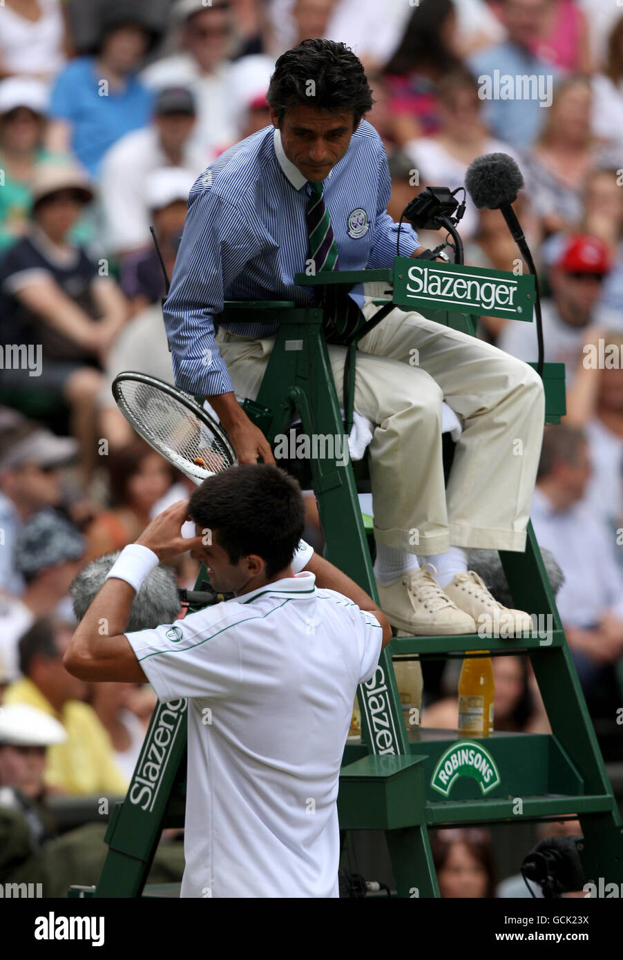 Serbiens Novak Djokovic appelliert an Umpire Carlos Ramos, der ruft Für seinen Punkt während der Männer Halbzeit gespielt werden Endspiel gegen den Tschechen Tomas Berdych Stockfoto